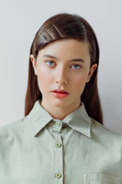 Çekici bir kızın portresi.