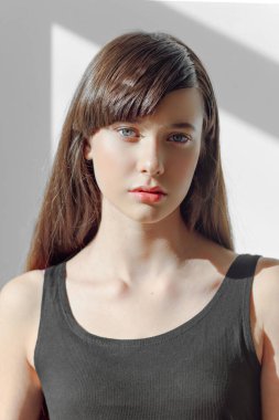 Çekici bir kızın portresi.