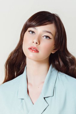 Çekici bir kızın portresi.