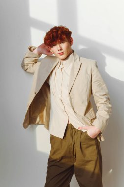 Stüdyodaki genç bir adamın portresi.