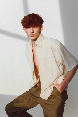 Stüdyodaki genç bir adamın portresi.