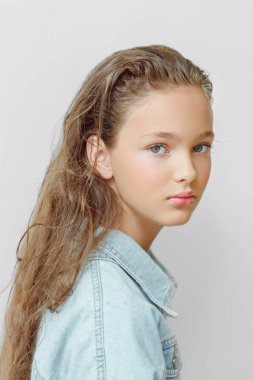 Stüdyo bir genç kız portresi