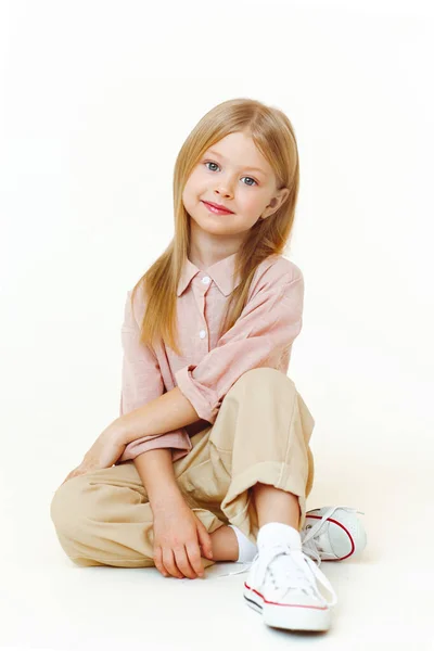 Πορτρέτο Ενός Μικρού Κοριτσιού Της Μόδας Στο Στούντιο — Φωτογραφία Αρχείου