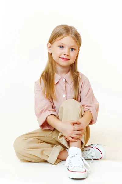 Πορτρέτο Ενός Μικρού Κοριτσιού Της Μόδας Στο Στούντιο — Φωτογραφία Αρχείου