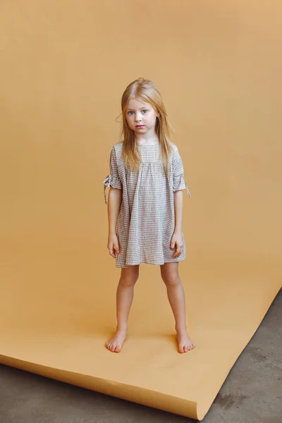 Portret Małej Modnej Dziewczyny Studio — Zdjęcie stockowe