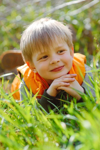 Porträt Eines Modischen Kleinen Jungen Der Natur — Stockfoto