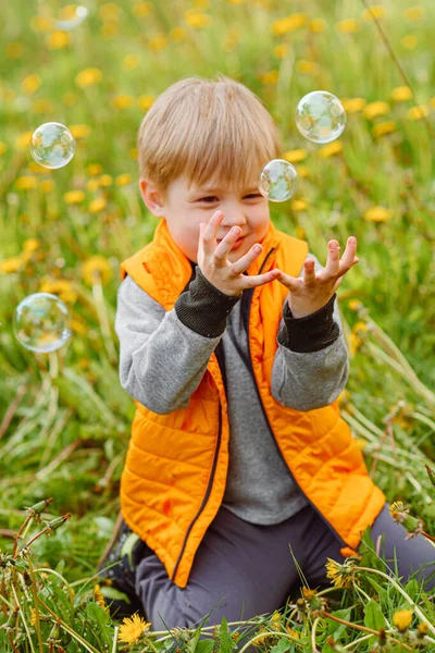 大自然中一个时髦的小男孩的肖像 — 图库照片