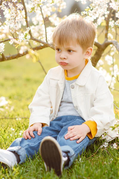 Πορτρέτο Ενός Μοντέρνου Μικρού Αγοριού Στη Φύση — Φωτογραφία Αρχείου