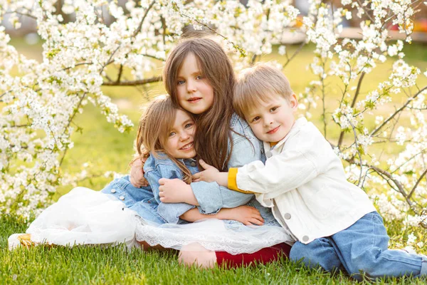 Retrato Três Crianças Primavera Natureza — Fotografia de Stock