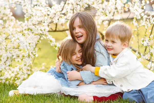 Porträt Von Drei Kindern Frühling Der Natur — Stockfoto