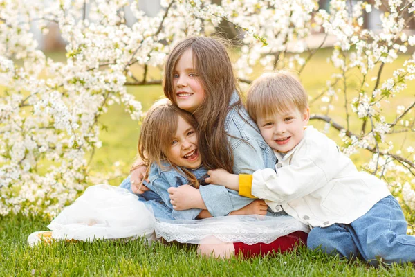 Ritratto Tre Bambini Primavera Nella Natura — Foto Stock