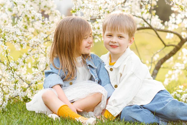 Portrait Two Children Spring Nature — Stok fotoğraf