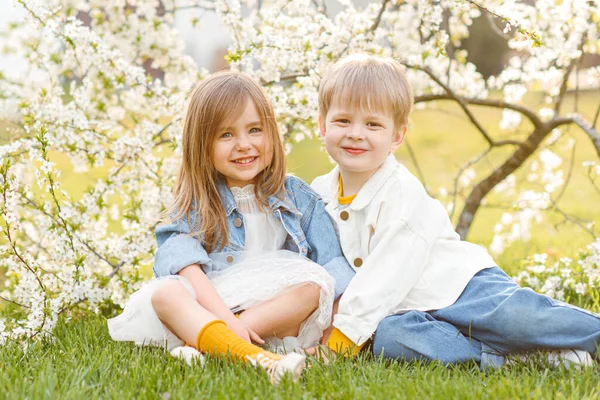 春の2人の子供の肖像画です — ストック写真