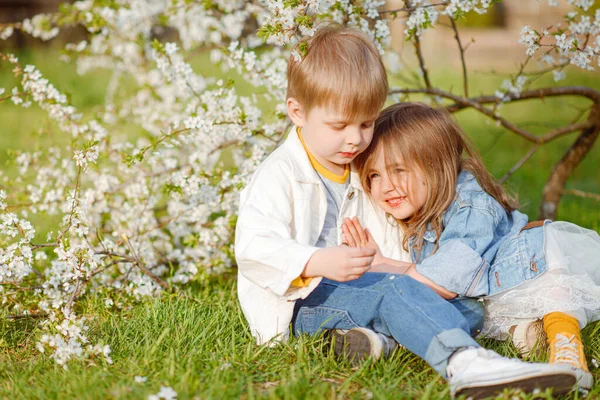 春の2人の子供の肖像画です — ストック写真