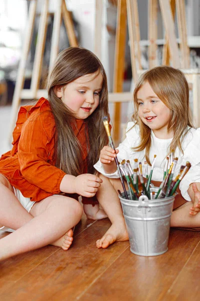 Portrait Two Girls Sisters Studio — Fotografia de Stock