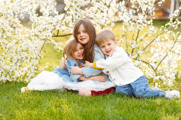 Retrato Três Crianças Primavera Natureza Fotografia De Stock