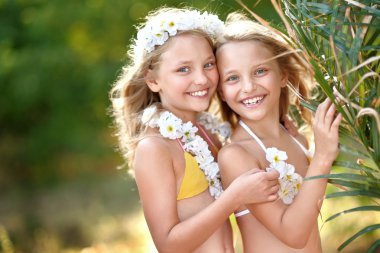 iki kız kardeş İkizler tropikal tarzı portresi