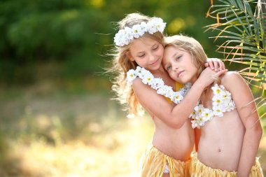 iki kız kardeş İkizler tropikal tarzı portresi