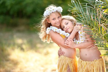 iki kız kardeş İkizler tropikal tarzı portresi