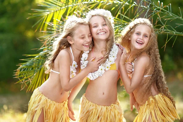 Retrato de três meninas em um estilo tropical — Fotografia de Stock