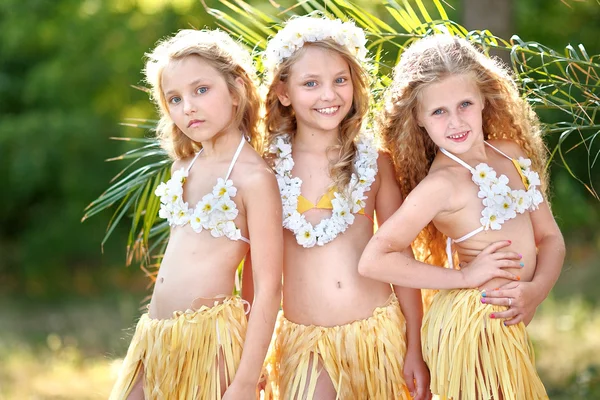 Retrato de três meninas em um estilo tropical — Fotografia de Stock