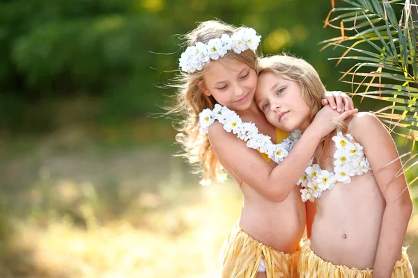 Portrait of two sisters twins in tropical style — Stock Photo, Image