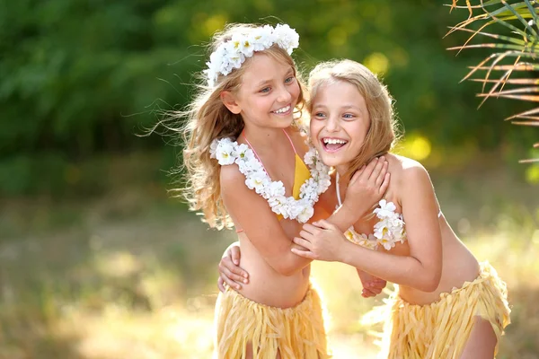 Retrato de duas irmãs gêmeas em estilo tropical — Fotografia de Stock