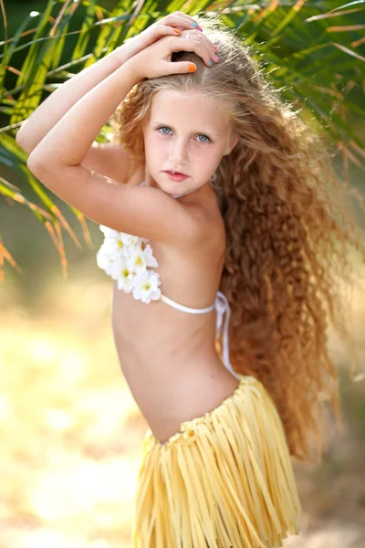 Portrait de petite fille dans un style tropical — Photo