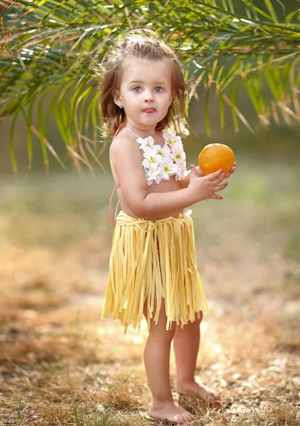 Porträt eines kleinen Mädchens im tropischen Stil — Stockfoto