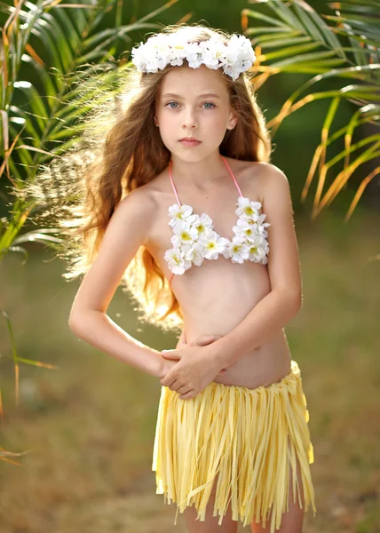 Ritratto di bambina in stile tropicale — Foto Stock