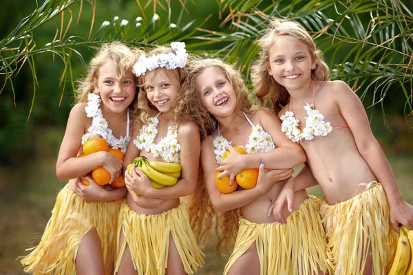 Retrato de quatro meninas em um estilo tropical — Fotografia de Stock