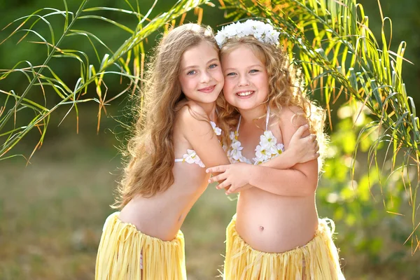 Portret van twee meisje in tropische stijl — Stockfoto