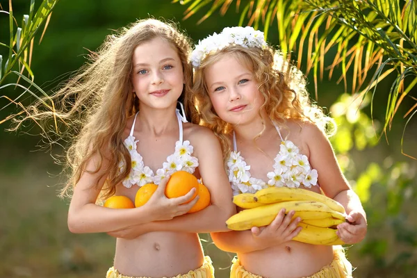 Portrait of two girl in tropical style — Stock Photo, Image