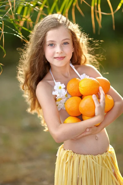 Portret van meisje in tropische stijl — Stockfoto