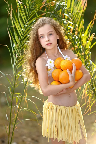 Ritratto di bambina in stile tropicale — Foto Stock