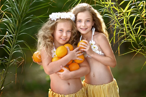 两个女孩在热带风格的肖像 — 图库照片