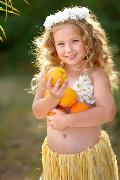 Ritratto di bambina in stile tropicale — Foto Stock