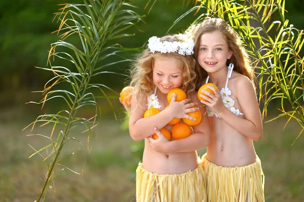 Портрет двух девушек в тропическом стиле — стоковое фото