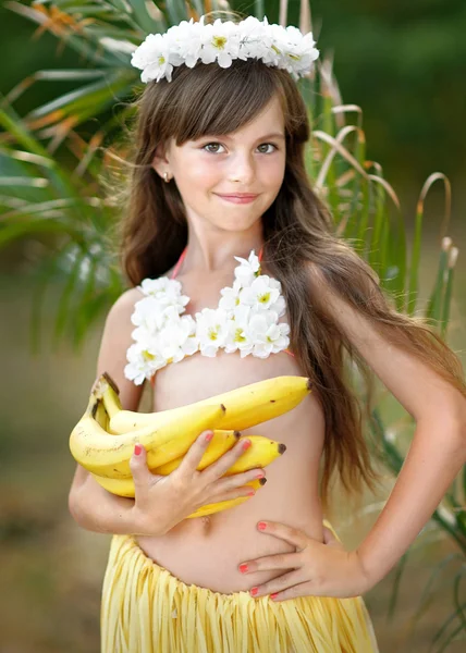 Porträt eines kleinen Mädchens im tropischen Stil — Stockfoto