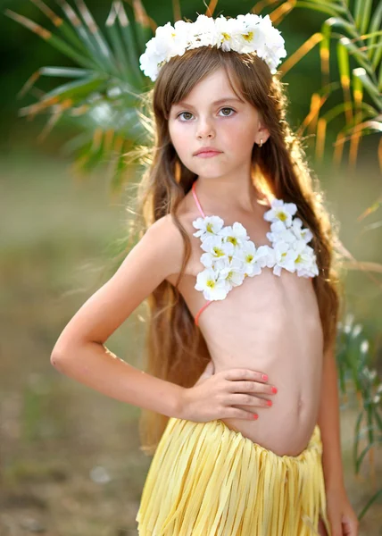Ritratto di bambina in stile tropicale — Foto Stock