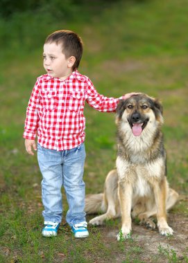 Yaz aylarında şirin küçük çocuk portresi 