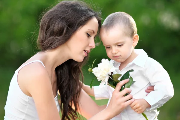 Portrait d'une mère et d'un bébé heureux — Photo