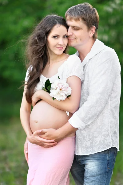 Retrato de una hermosa joven embarazada y hombre —  Fotos de Stock