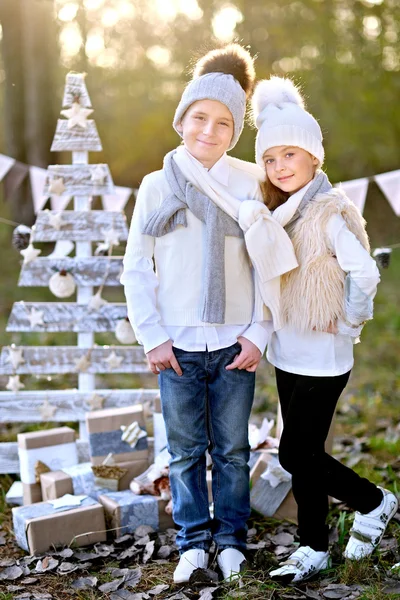 Küçük kız ve erkek portresi ben Noel tarzı — Stok fotoğraf