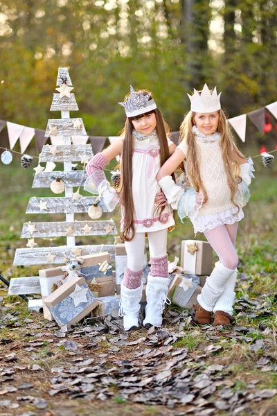 Bir Noel tarzda iki küçük kız portresi — Stok fotoğraf