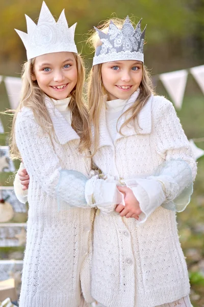 Bir Noel tarzda iki küçük kız portresi — Stok fotoğraf
