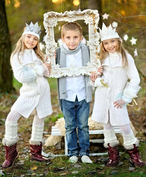 Küçük erkek ve iki kız portresi ben Noel tarzı — Stok fotoğraf