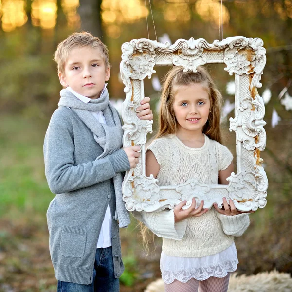 Porträt kleiner Jungen und Mädchen im weihnachtlichen Stil — Stockfoto