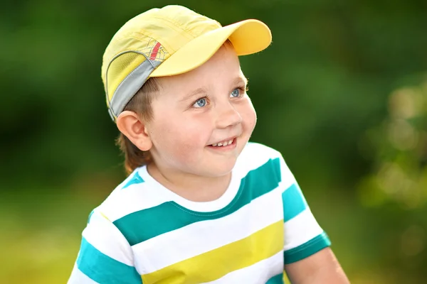 Porträtt av söt liten pojke på sommaren — Stockfoto