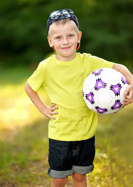 Portret ładny mały chłopiec w lecie — Zdjęcie stockowe
